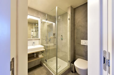 Petite chambre double | Bathroom | Bathrobes