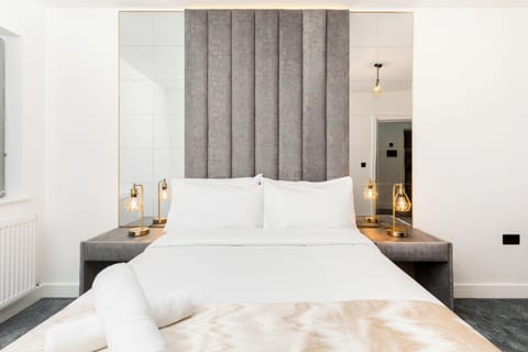 Comfort Suite | Memory foam beds, soundproofing, iron/ironing board, free WiFi