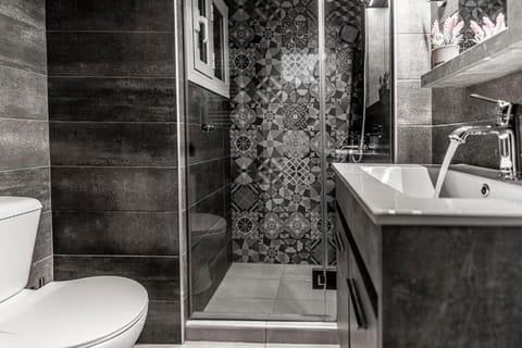 Family Triple Room, Balcony | Bathroom