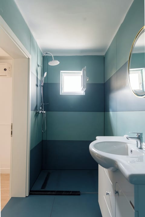 Deluxe Apartment | Bathroom | Free toiletries, hair dryer, towels, soap