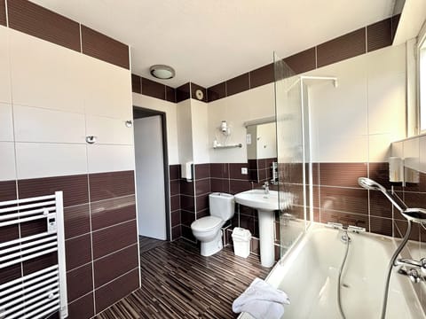Comfort Quadruple Room | Bathroom | Hair dryer, towels, soap, shampoo