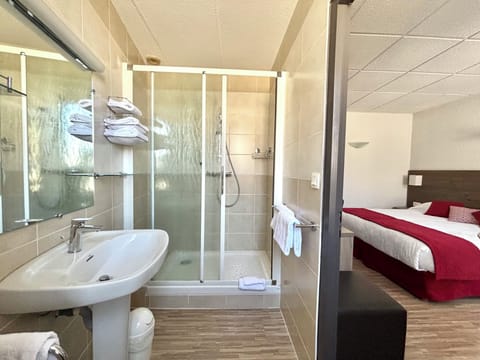 Comfort Quadruple Room | Bathroom | Hair dryer, towels, soap, shampoo