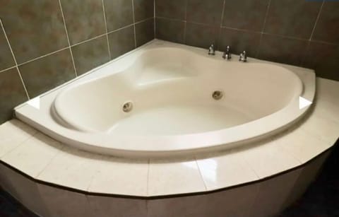 Comfort Suite, City View | Bathroom | Combined shower/tub, towels, soap, shampoo