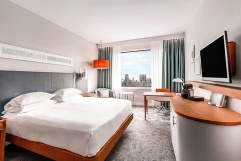 Deluxe Room, 1 King Bed (High Floor) | Minibar, in-room safe, desk, laptop workspace