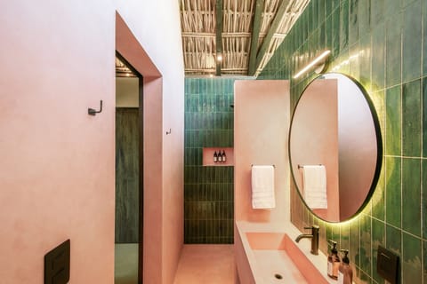 Studio Suite, Balcony, Ocean View | Bathroom | Shower, rainfall showerhead, hair dryer, towels