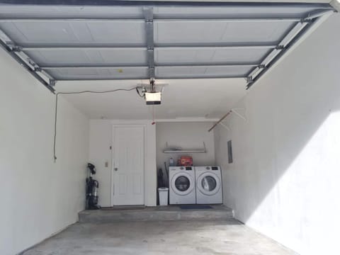 House | 2 bedrooms, desk