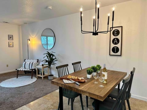 House | 2 bedrooms, desk