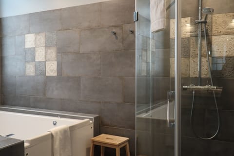 Deluxe Suite | Bathroom | Hair dryer, bathrobes, towels, shampoo