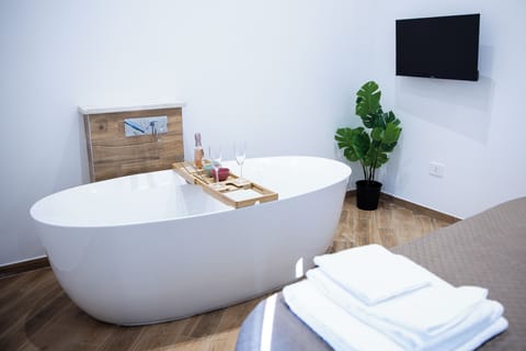 Luxury Double Room, 1 Queen Bed, Private Bathroom | Desk, laptop workspace, blackout drapes, soundproofing