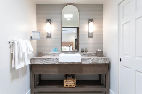 Junior Suite, 1 King Bed with Sofa bed (Casita) | Bathroom | Separate tub and shower, towels