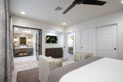 Luxury Suite, 1 King Bed with Sofa bed | Premium bedding, desk, laptop workspace, alarm clocks