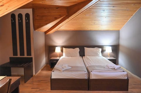 Triple Room | Desk, laptop workspace, soundproofing, free WiFi