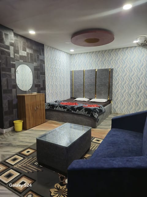 Double Room | Desk, free WiFi, bed sheets