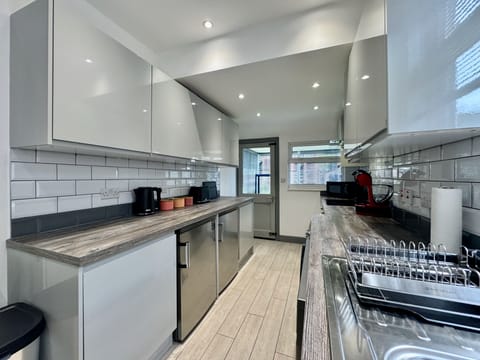 Comfort Townhome, 3 Bedrooms, Kitchen, Garden View | Private kitchen | Toaster