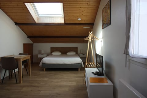 Comfort Studio Suite, 1 King Bed, Non Smoking, Kitchenette | Premium bedding, individually furnished, iron/ironing board, travel crib