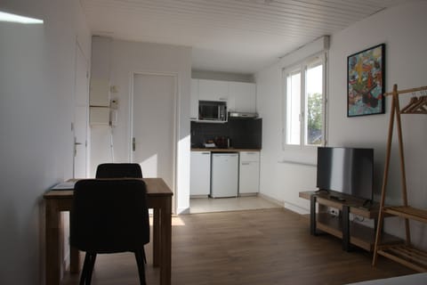 Comfort Studio, Non Smoking, Kitchenette | Private kitchen | Electric kettle, dining tables