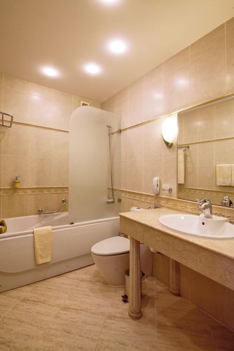 Combined shower/tub, free toiletries, hair dryer, bathrobes