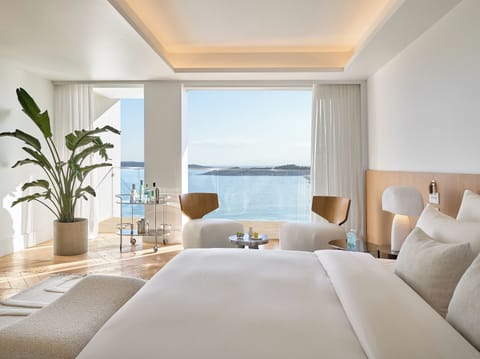 Club Deluxe Room | Premium bedding, in-room safe, soundproofing, free WiFi
