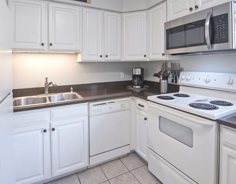 Condo, 3 Bedrooms | Private kitchen | Fridge, oven, coffee/tea maker, toaster
