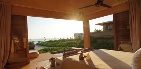 Luxury Studio Suite, Private Pool, Oceanfront | Premium bedding, Select Comfort beds, minibar, in-room safe