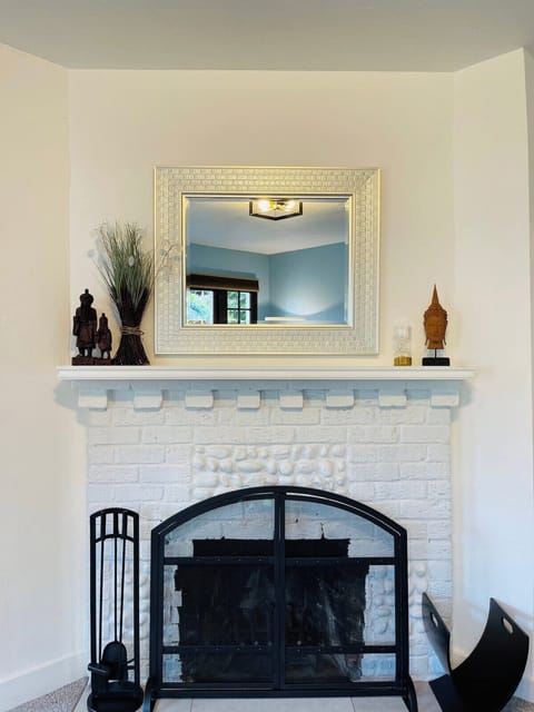 Basic Apartment | Living area | Flat-screen TV