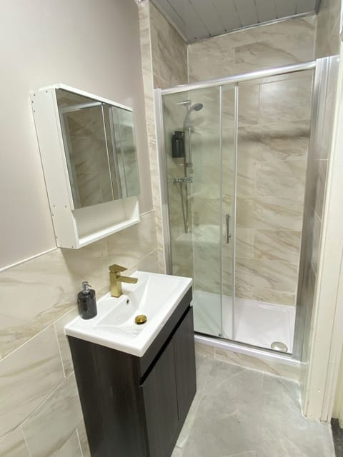 Economy Double Room | Bathroom | Shower, hair dryer, towels, soap