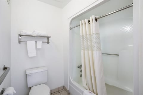 Combined shower/tub, towels