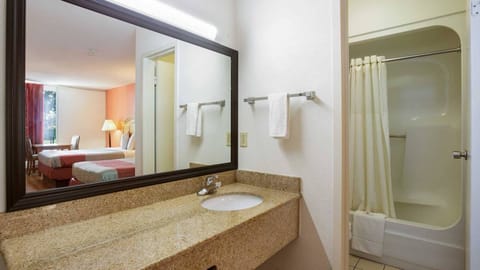 Combined shower/tub, towels