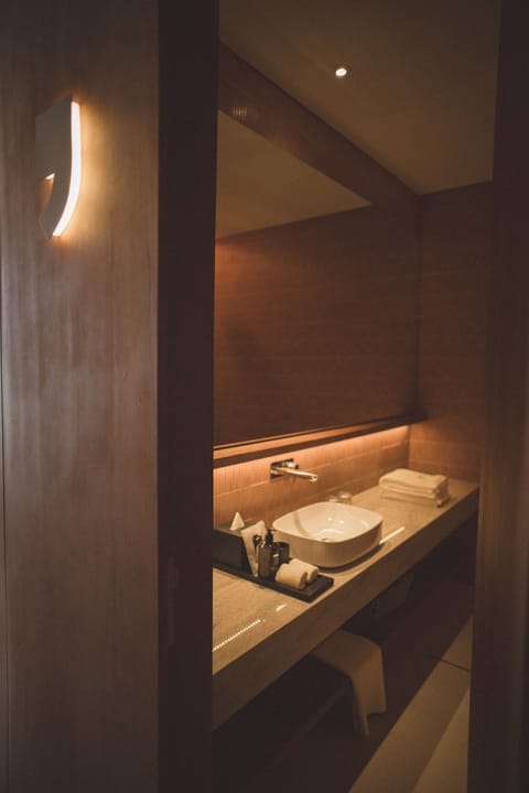 Signature Double Room, 1 King Bed, Balcony, Valley View | Bathroom | Shower, rainfall showerhead, free toiletries, hair dryer