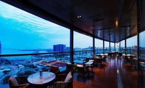2 bars/lounges
