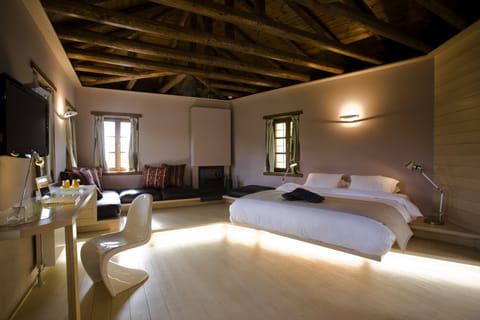 Deluxe Double Room | Minibar, in-room safe, individually decorated, individually furnished