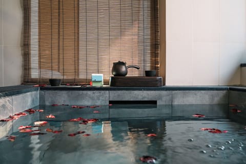 Studio Suite | Bathroom | Separate tub and shower, hair dryer, slippers, towels