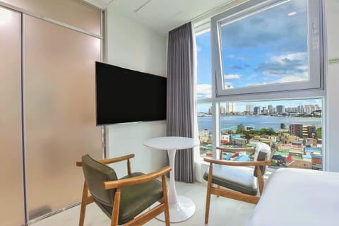 Royal Suite, Sea View | Premium bedding, down comforters, Tempur-Pedic beds, desk