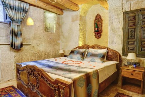 Deluxe Double Room, 1 King Bed, Pool Access, Pool View | Individually decorated, individually furnished, desk, laptop workspace