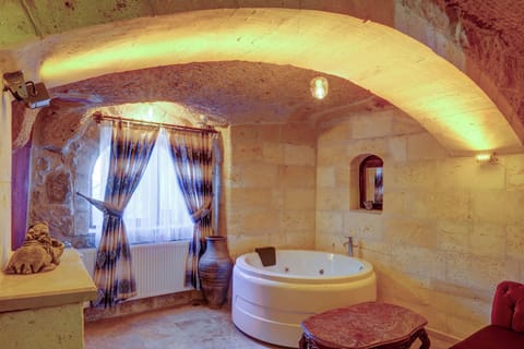 Deluxe Room, 1 King Bed, Hot Tub, Courtyard Area | Jetted tub