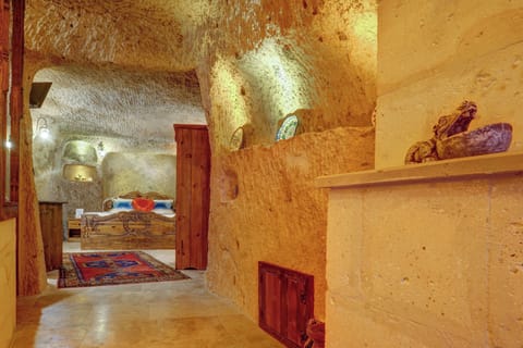 Deluxe Room, 1 King Bed, Hot Tub, Courtyard Area | Individually decorated, individually furnished, desk, laptop workspace