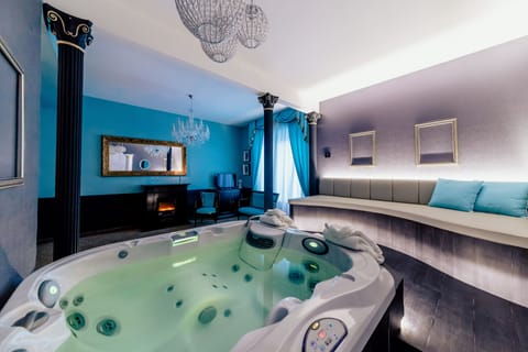 Luxury Studio Suite, 1 King Bed (Direct access) | Private spa tub