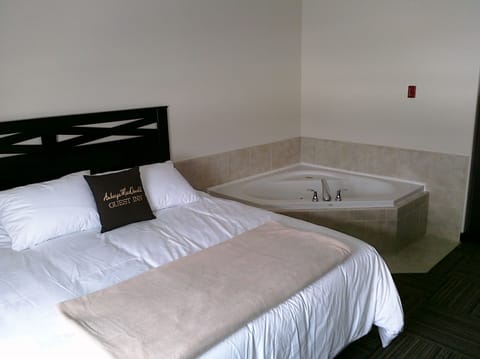 Deluxe Room, 1 King Bed, Jetted Tub | Jetted tub