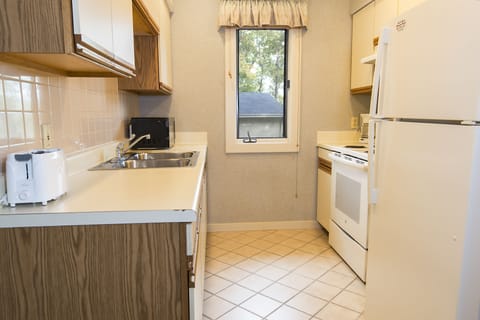 Cottage, 1 Bedroom | Private kitchen | Coffee/tea maker