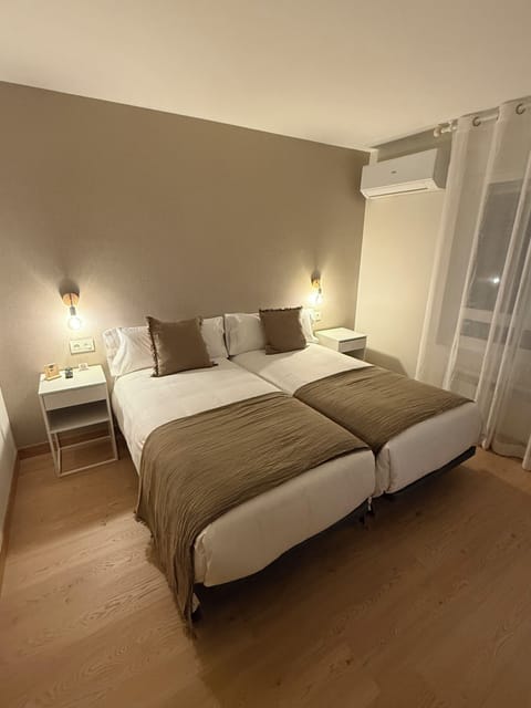 Double Room, 2 Twin Beds, Private Bathroom, City View | Soundproofing, WiFi (free), bed sheets
