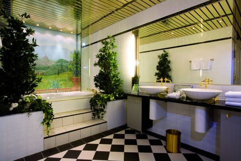 Superior Double Apartment | Bathroom | Eco-friendly toiletries, hair dryer, bidet, towels