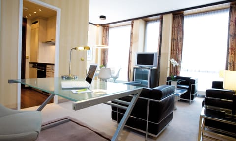 Premium bedding, down comforters, in-room safe, desk