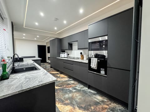 Luxury House, Private Bathroom | Shared kitchen