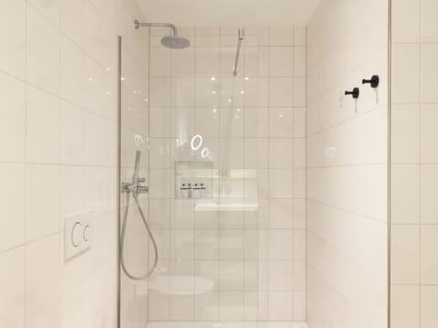 Superior Apartment | Bathroom | Shower, rainfall showerhead, hair dryer, towels