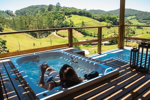 Honeymoon Cabin | Private spa tub