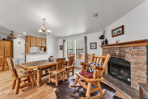 Classic Chalet, 3 Bedrooms, Mountain View, Mountainside | In-room dining