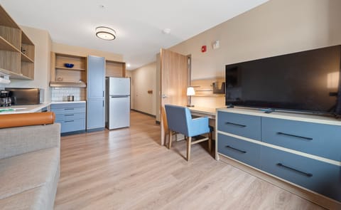 Room, 1 Bedroom, Accessible Bathtub, Non Smoking (Communications, Mobility) | Premium bedding, pillowtop beds, desk, laptop workspace