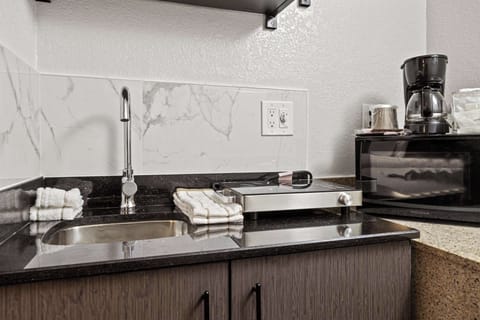 Full-size fridge, microwave, stovetop, coffee/tea maker