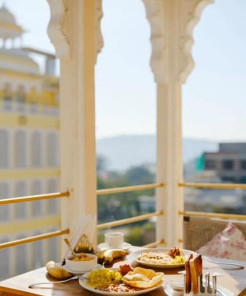 Daily cooked-to-order breakfast for a fee