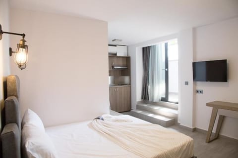 Economy Quadruple Room | Laptop workspace, soundproofing, free WiFi